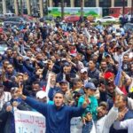 Рабочие Maghreb Steel во время демонстрации около здания банка