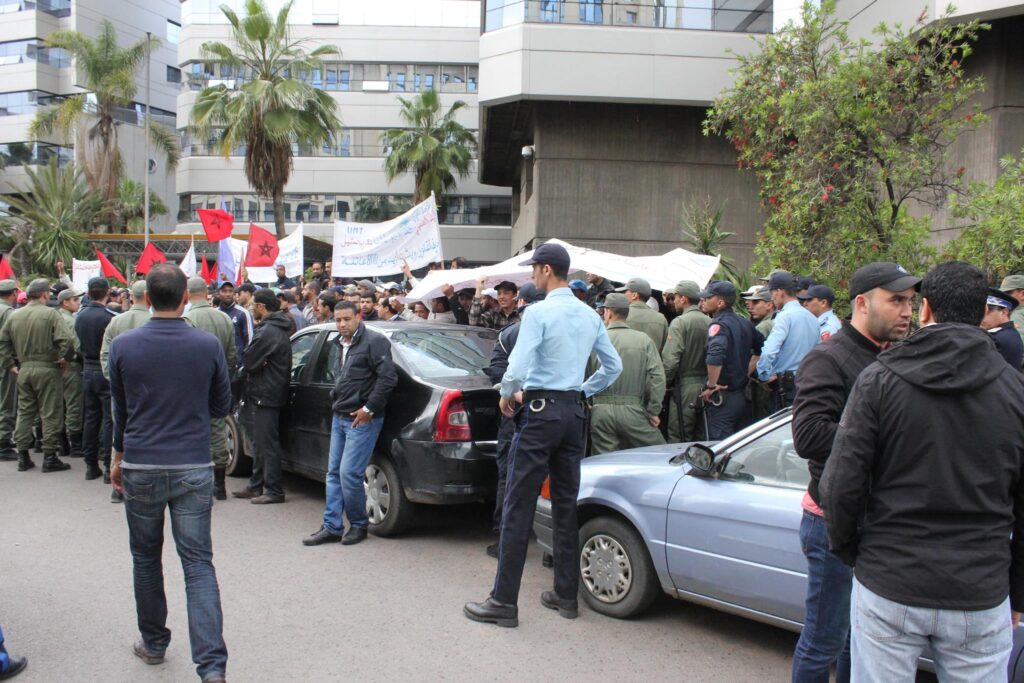 Travailleurs de Maghreb Steel lors d’un sit-in devant une banque