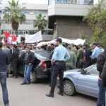 Рабочие Maghreb Steel во время демонстрации около здания банка