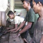 Маленькие дети часто обманывают, отвечая на вопрос, сколько им лет, чтобы иметь возможность работать. Фото: Дэвид Браун