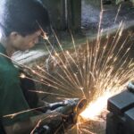 Работник трудится практически без средств индивидуальной защиты в промышленной зоне в районе Южный Дагон в Янгоне. Фото: Дэвид Браун