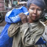 Рабочий трудится почти без средств защиты в промышленной зоне в районе Южный Дагон в Янгоне. Фото: Дэвид Браун