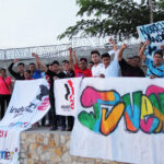 Jóvenes de Nicaragua muestran las pancartas que crearon en el seminario