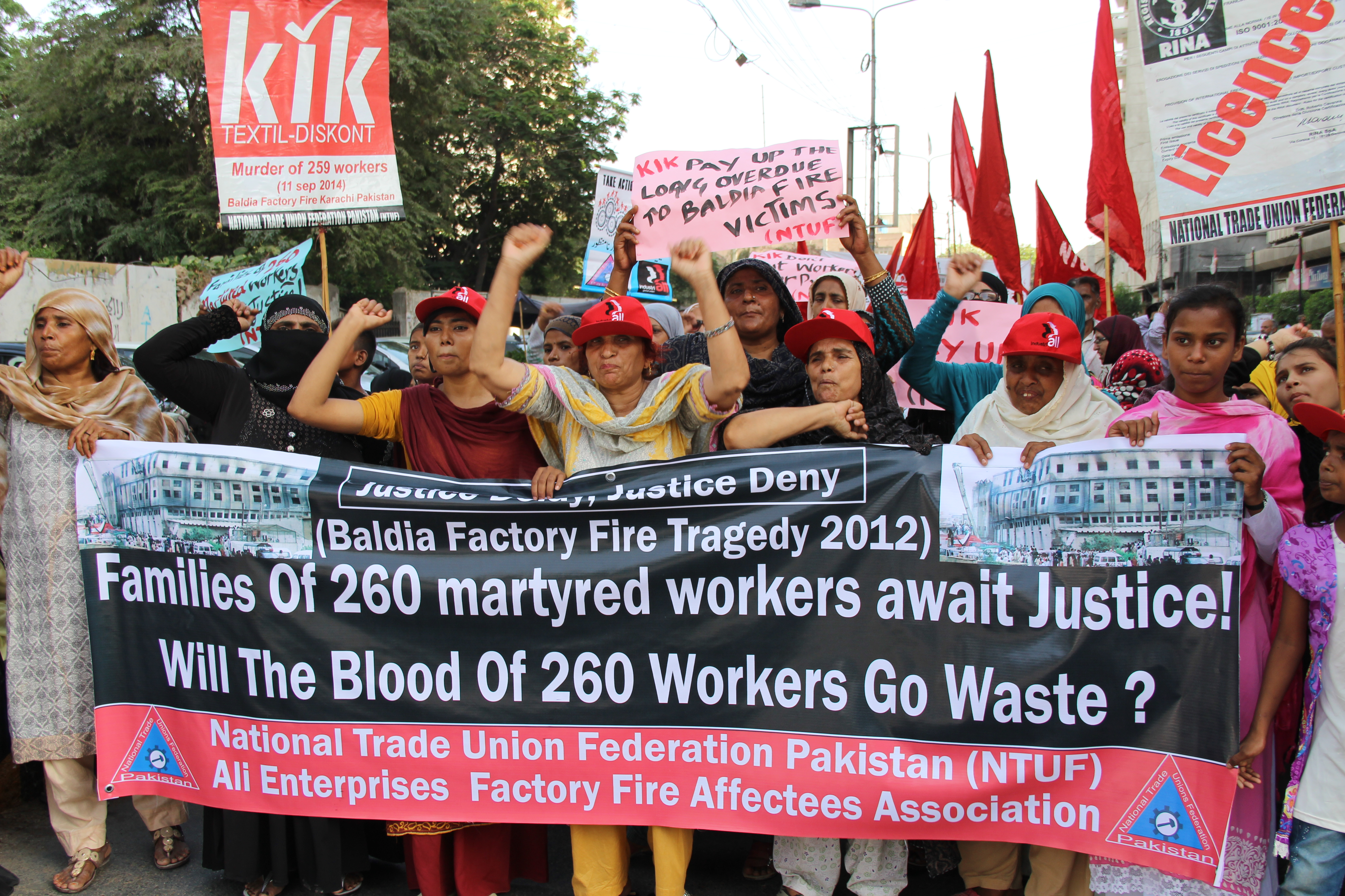 Después de cuatro años, se ha alcanzado un acuerdo con el minorista alemán KiK para que esta empresa pague un monto adicional de US$ 5.15 millones como indemnización a las víctimas del incendio en Ali Enterprises.