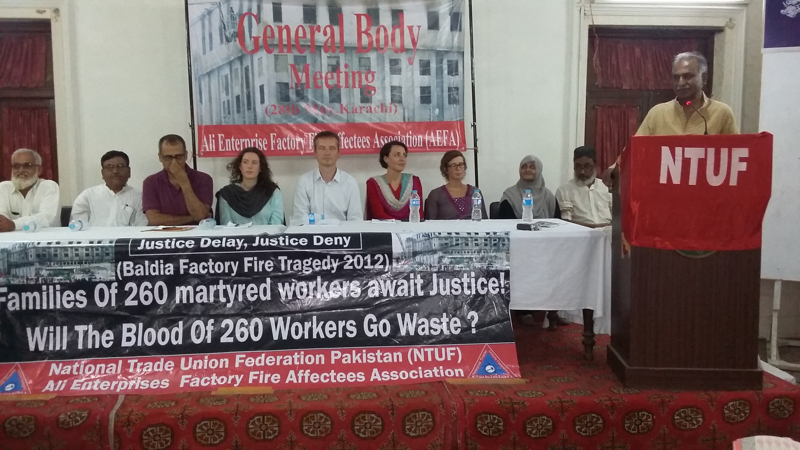 Nasir Mansoor, de NTUF, affilié d’IndustriALL, demande l’engagement juridiquement contraignant des employeurs et des marques internationales à garantir la santé et la sécurité des travailleurs.