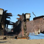 Сгоревшие обломки нефтяного танкера, взрыв и пожар на котором стали причиной гибели 28 человек. Четверо рабочих пропали без вести и более сорока получили ранения. Фото: IndustriALL/Амар Гуриро