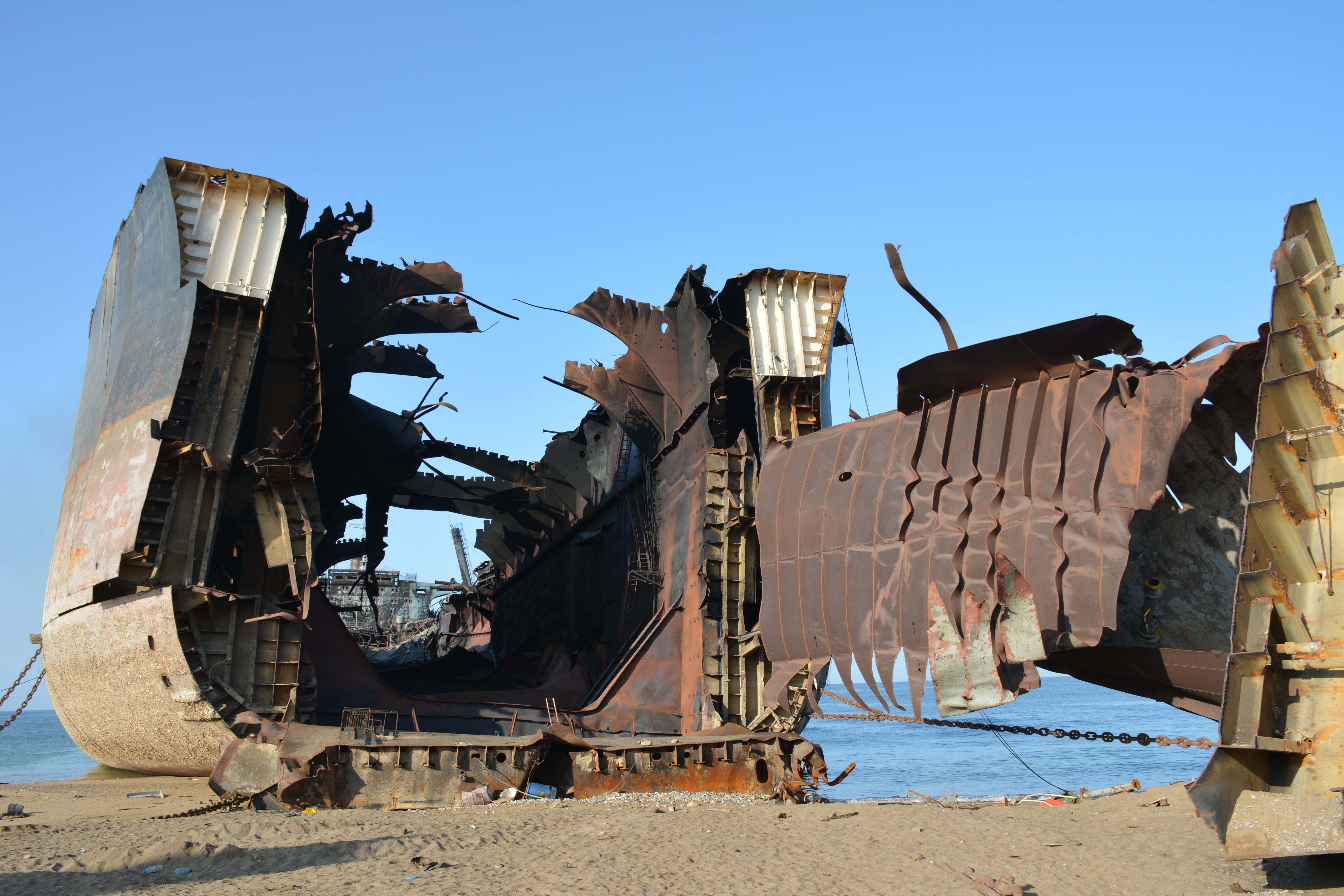 Сгоревшие обломки нефтяного танкера, взрыв и пожар на котором стали причиной гибели 28 человек. Четверо рабочих пропали без вести и более сорока получили ранения. Фото: IndustriALL/Амар Гуриро