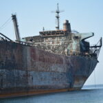 В течение двух дней спасательные службы могли только беспомощно наблюдать за тем, как огонь бушует на нефтяном танкере. Фото: IndustriALL/Амар Гуриро