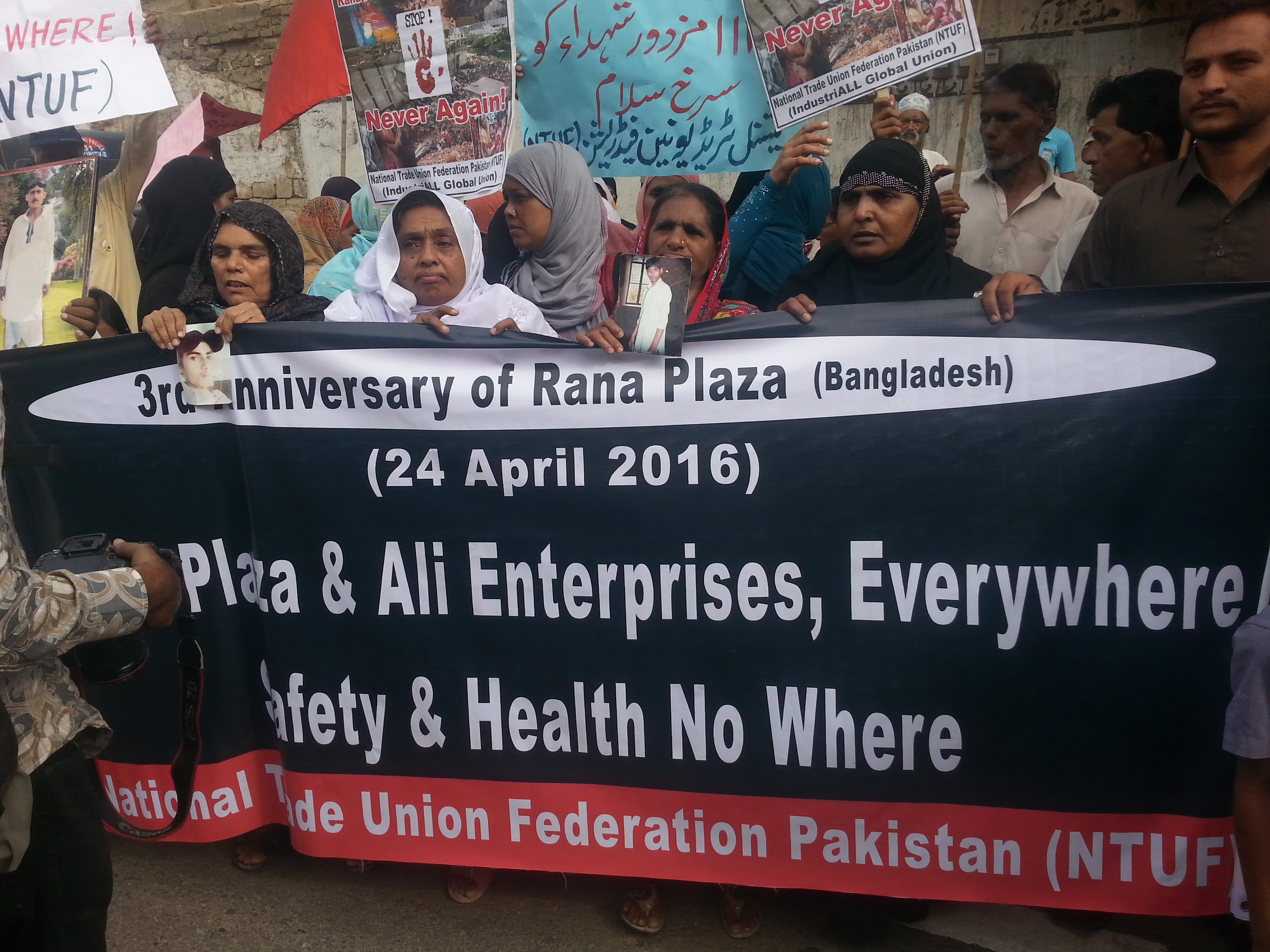 Работники швейной промышленности Пакистана выражают солидарность семьям погибших и пострадавшим во время трагедии Rana Plaza, призывая повысить уровень безопасности на фабриках и требуя справедливости в отношении жертв пожара на фабрике Ali Enterprises.