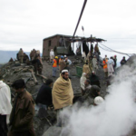 Как сообщается, сильные ливни препятствуют операции по спасению рабочих после взрыва метана.