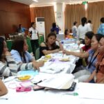 Участницы семинара по коллективным переговорам обсуждают тему гендерного равенства.