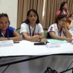 Женщины инсценируют коллективные переговоры.