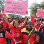 Trabajadores/as de Cooke 4, miembros afiliados del NUM, participaron en la marcha que el NUM realizó en Carletonville, Sudáfrica, en junio de 2016. Foto: NUM