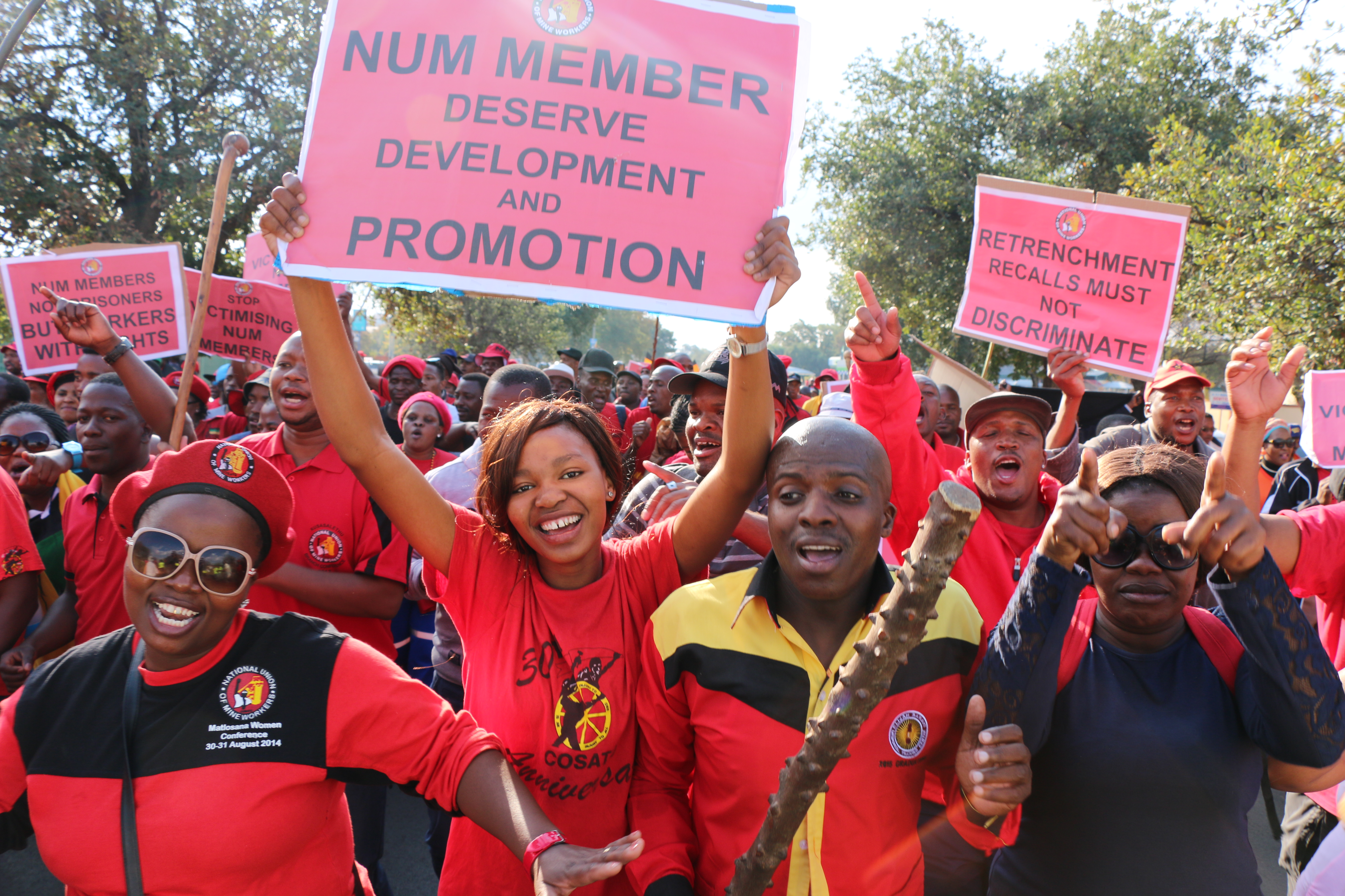 Trabajadores/as de Cooke 4, miembros afiliados del NUM, participaron en la marcha que el NUM realizó en Carletonville, Sudáfrica, en junio de 2016. Foto: NUM