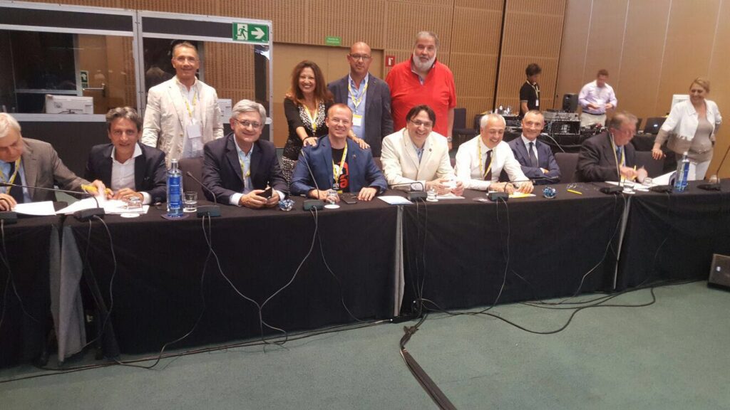 El ssecretario general de la IndustriALL, Jyrki Raina, y el secretario general adjunto Kemal Özkan con los firmantes de ENI.