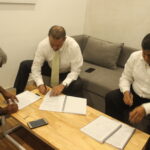 Представитель FTZ & GSEU Антон Маркус (слева) подписывает договор с руководством