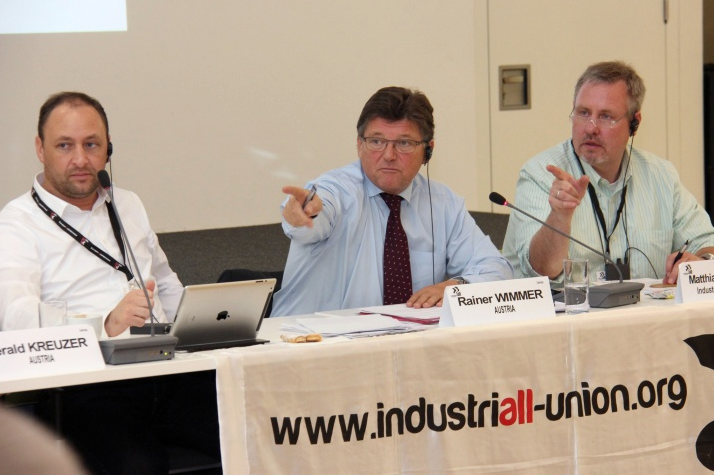 Председатель отраслевого сектора IndustriALL Райнер Уиммер (в центре) ведет дискуссию во время заседания по вопросам отрасли производства лифтов и эскалаторов в Вене, 2014 г. 