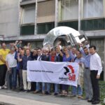 Les représentants syndicaux de STMicroelectronics devant la sculpture dédiée à la Solidarité internationale au siège d'IndustriALL à Genève