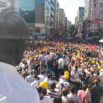 Тысячи рабочих собрались у памятника шахтерам в центре Зонгулдака в знак протеста против планов турецкого правительства по приватизации. Фото: www.halkinsesi.com