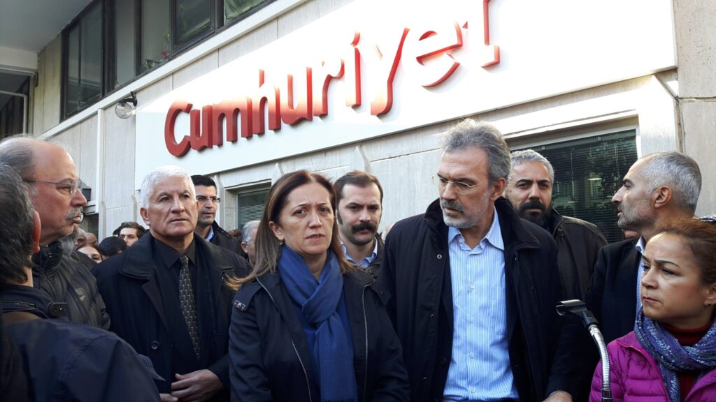 El secretario general de la central sindical DİSK, Arzu Çerkezoğlu, expresa hoy su solidaridad con Cumhuriyet.
