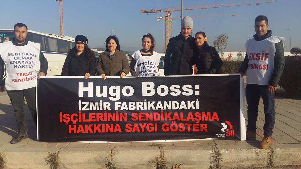 Известная сторонница профсоюза Мерием Бичакчи (третья слева) – последняя уволенная Hugo Boss профсоюзная активистка в Измире. Фото: Facebook/Мерием Бичакчи