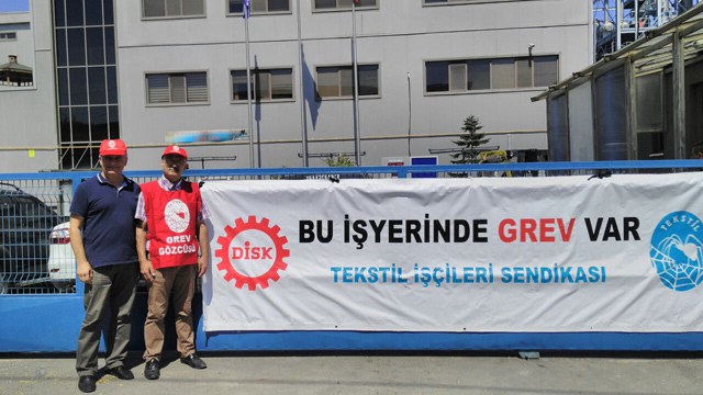 Члены DİSK/Tektsil проводят демонстрацию около фабрики Hyosung