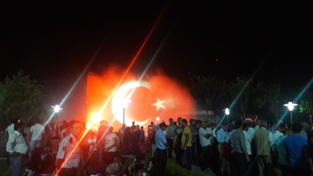 Anti-coup protesters. Photo: Pivox / Wikimedia Commons