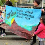 Участники акции протеста, организованной около места проведения ежегодного собрания акционеров BHP Billiton. Фото: Лондонская горнодобывающая сеть