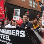 Лен Маккласки из Unite участвует в марше протеста сталелитейщиков в Лондоне. Фото: Unite