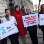 TUC передает петицию, собравшую более 200000 подписей (фото TUC)