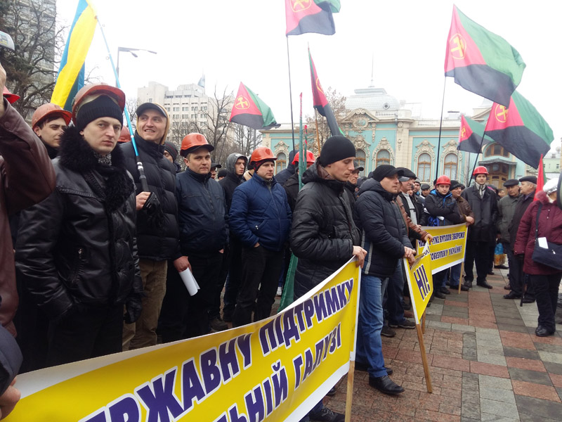 Des membres du Syndicat des Travailleurs des Mines de Charbon d’Ukraine ont formé un piquet devant le Parlement ukrainien ce 17 mars
