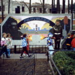 Sur commande de l’ICEM, l’artiste américain Mike Alewitz a produit une série de peintures murales commémoratives pour la ville de Slavoutytch en 1996.