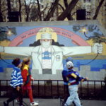 Sur commande de l’ICEM, l’artiste américain Mike Alewitz a produit une série de peintures murales commémoratives pour la ville de Slavoutytch en 1996.