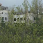 La ville de Pripiat, située aux abords de la centrale nucléaire de Tchernobyl, autrefois dynamique est aujourd’hui recouverte de végétation
