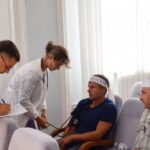 Медики проводят осмотр голодающих шахтеров