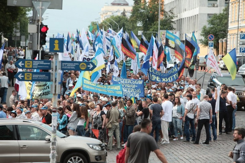 Des milliers de personnes sont descendues dans la rue de Kiev, le 6 juillet, pour protester contre l'austérité. 