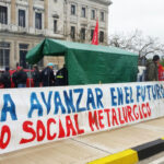 Los trabajadores metalúrgicos armaron carpas con pancartas y aguardaron la resolución de la cámara de senadores