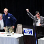 Лиэнн Фостер, сопредседатель отраслевого сектора IndustriALL по вопросам целлюлозно-бумажной промышленности произносит пламенную речь, обращаясь к участникам конференции “Встаньте. Говорите. В целях обеспечения безопасности труда”.