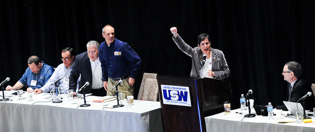 Лиэнн Фостер, сопредседатель отраслевого сектора IndustriALL по вопросам целлюлозно-бумажной промышленности произносит пламенную речь, обращаясь к участникам конференции “Встаньте. Говорите. В целях обеспечения безопасности труда”.