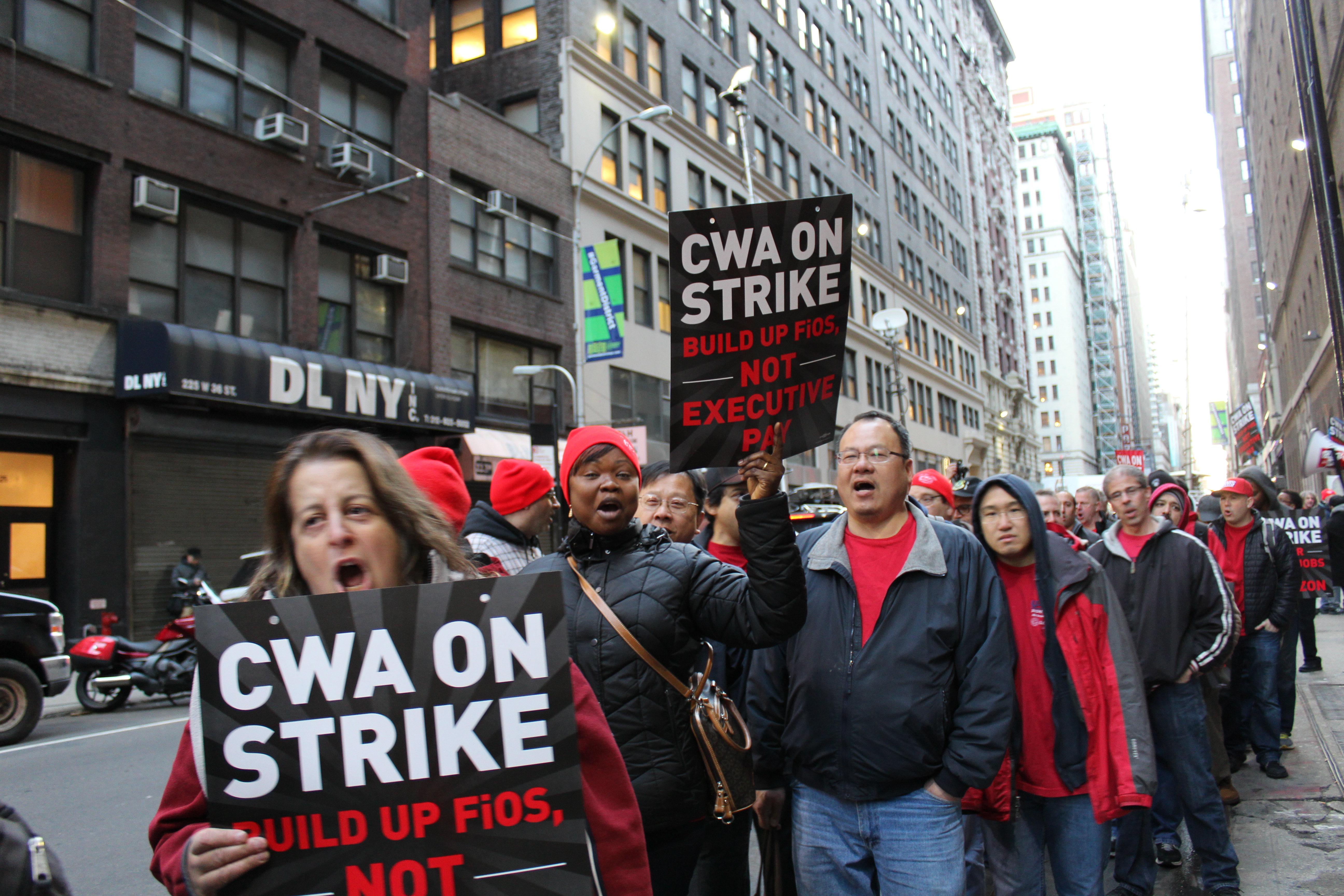 Travailleurs grévistes de Verizon défilant dans les rues de New York 