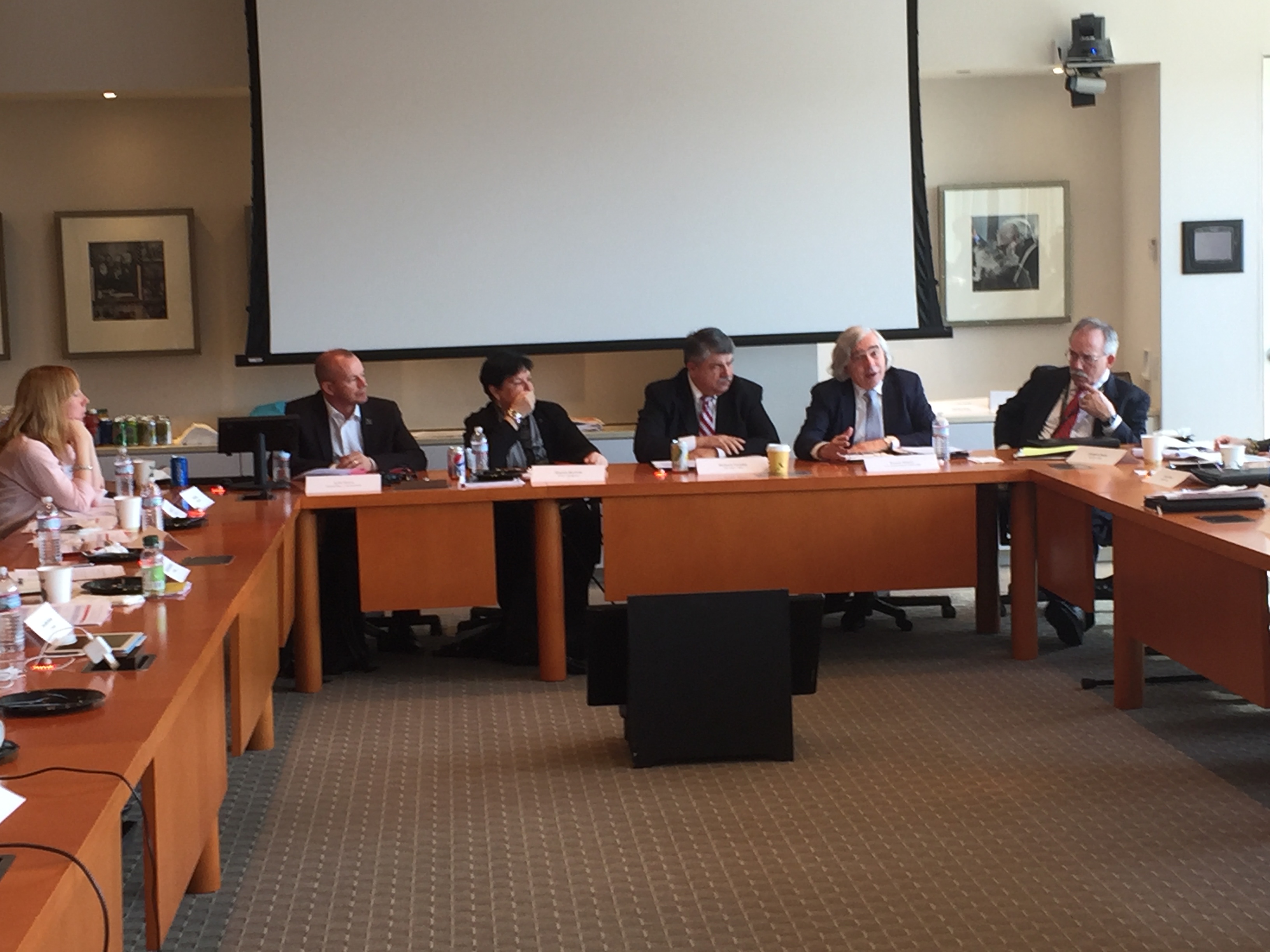 Министр энергетики США Эрнест Монис выступает на встрече в Вашингтоне.