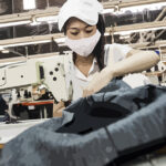 Trabajadora en una fábrica de prendas de vestir en Vietnam (foto: OIT/Aaron Santos)