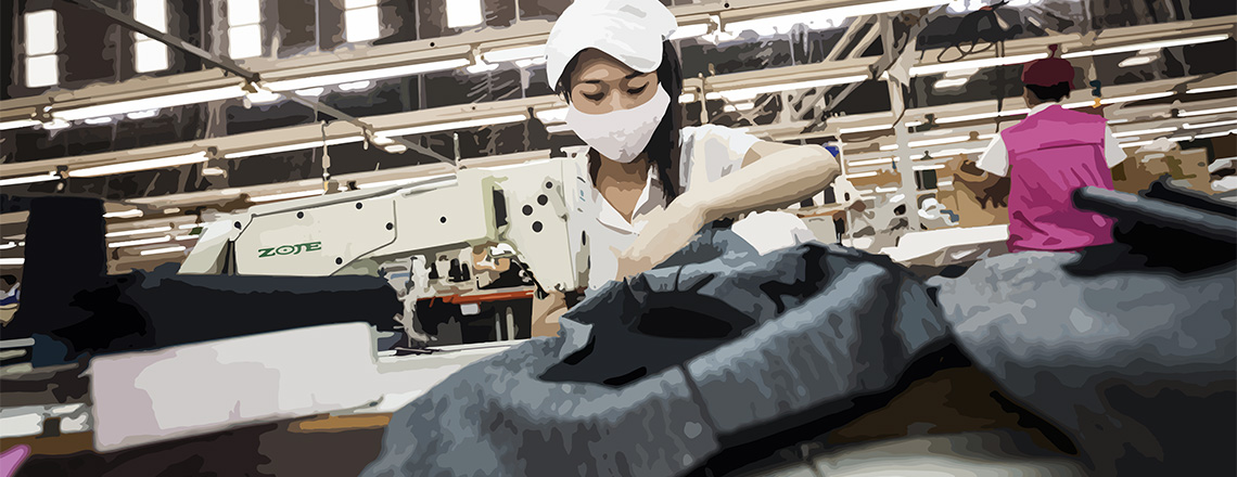 Trabajadora en una fábrica de prendas de vestir en Vietnam (foto: OIT/Aaron Santos)