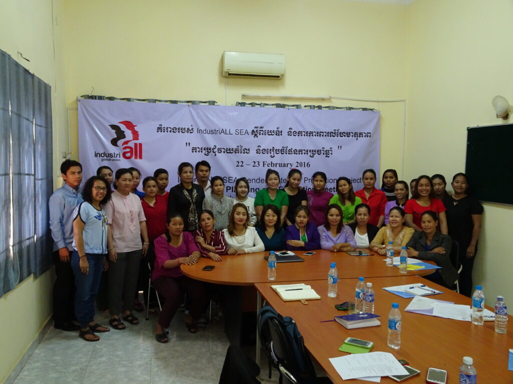 Femmes syndicalistes cambodgiennes réunies à Phnom Penh.