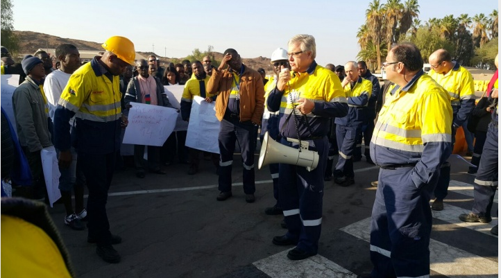 Работники Rio Tinto протестуют против тактики наблюдения в компании