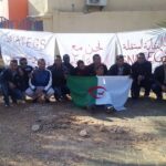 Молодые члены профсоюза участвуют в забастовке в Алжире.