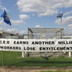 “Mientras el Director General gana otro millón, los trabajadores pierden sus derechos” – Foto durante huelga de trabajadores de Fletcher Insulation, abril de 2017