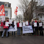 Afiliados de IndustriALL y varias ONG frente a la Embajada de Bangladesh en Londres, Reino Unido. 