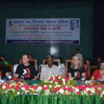 El secretario general y la secretaria general adjunta de la IndustriALL participando en las celebraciones del Primero de Mayo en Dhaka (Bangladesh)