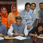 Назма Актер наблюдает за процессом подписания договора